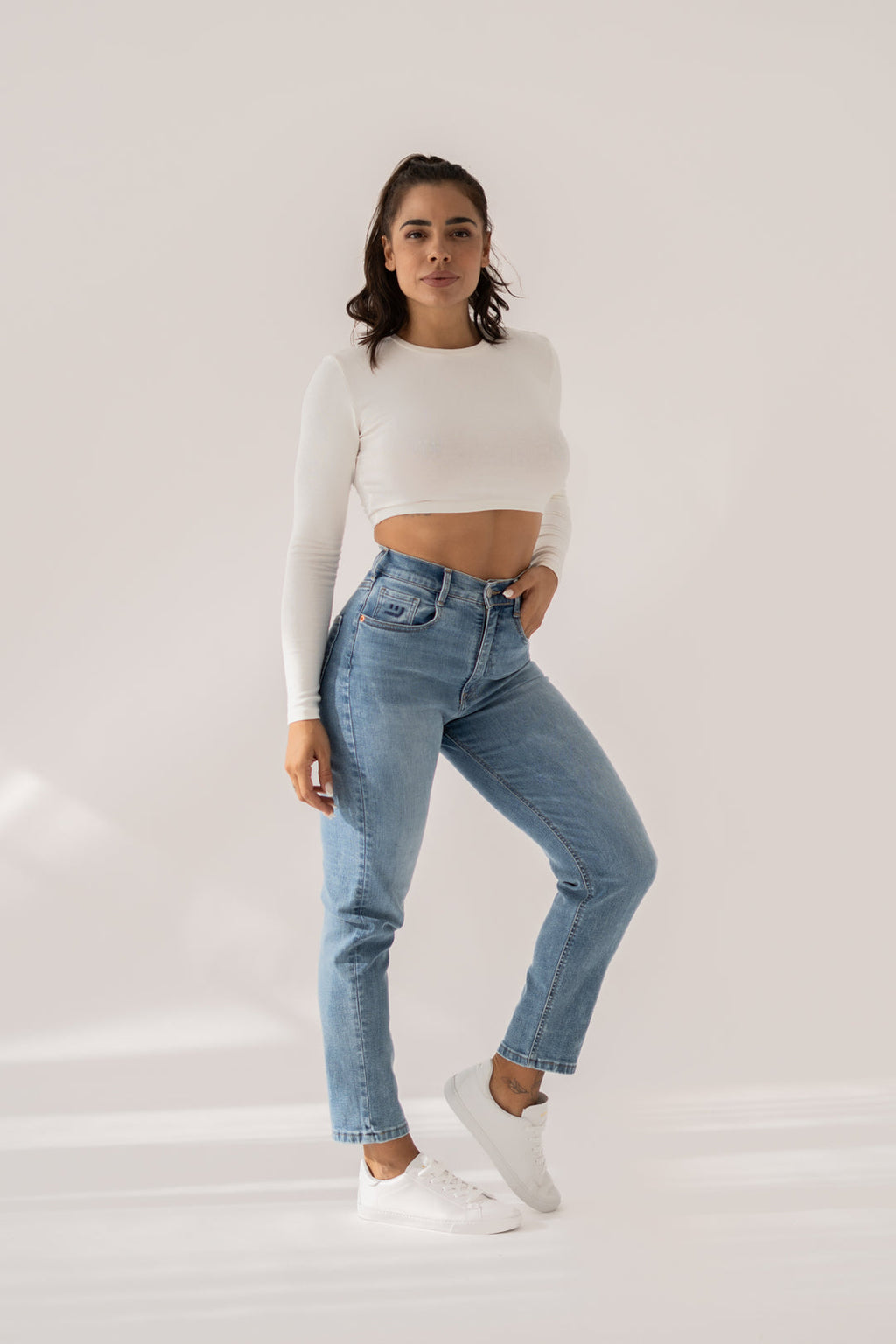 High-Rise Mom Jeans – Light Blue